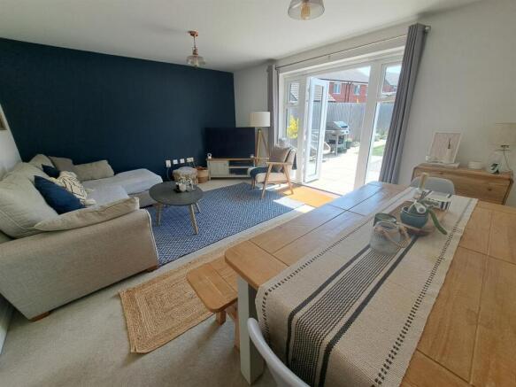 Dragonfly Way, Pineham