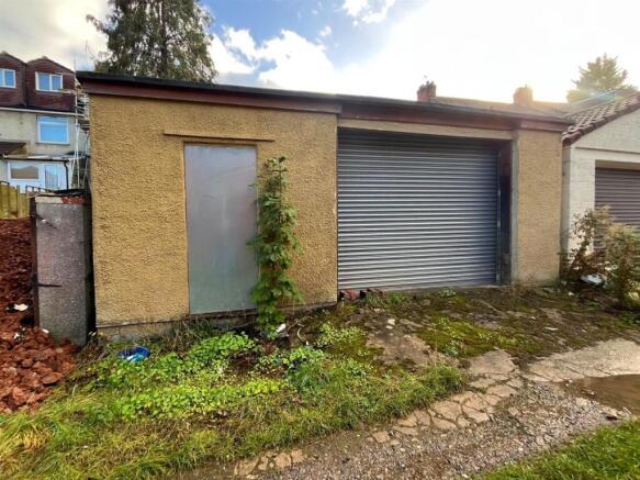 Garage to rear of garden.jpg