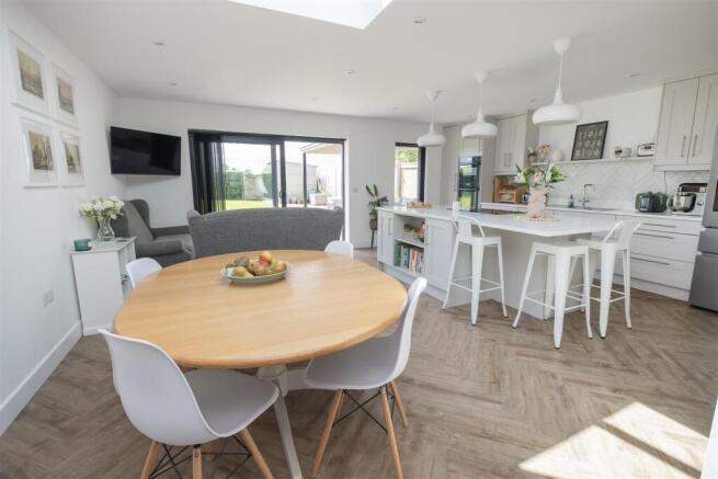 4 bed Detached for sale Image 9