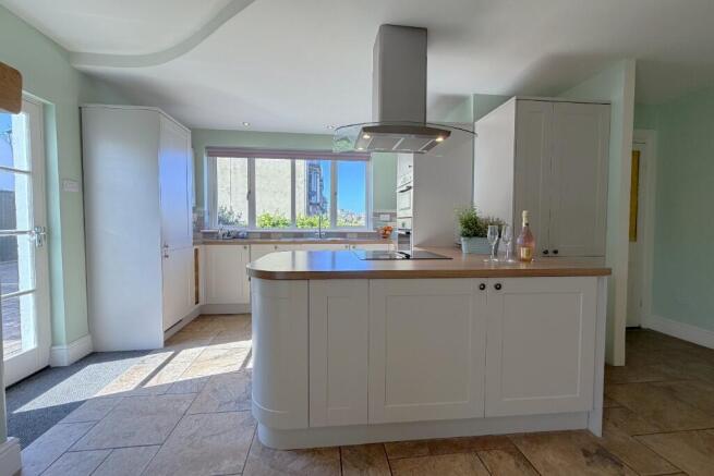 5 bed Detached for sale Image 8