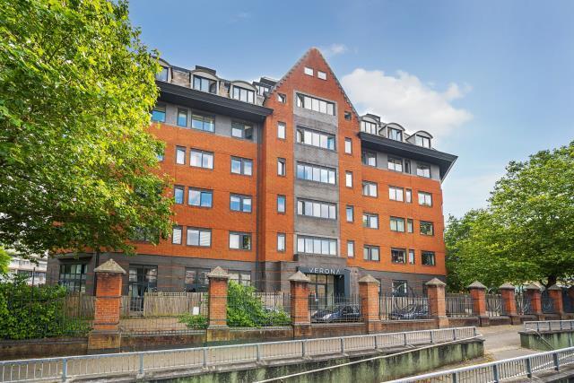 1-bed flat on Wellington Street, Slough, £150,000