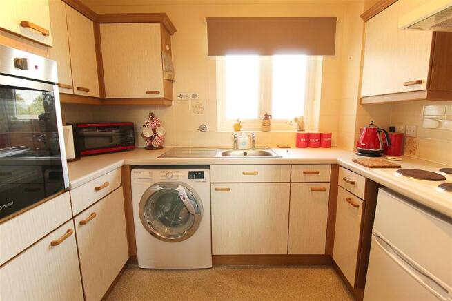 FITTED KITCHEN
