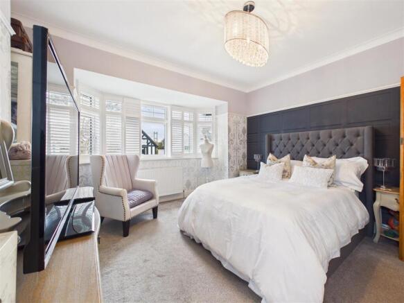 5 bed Detached for sale Image 12