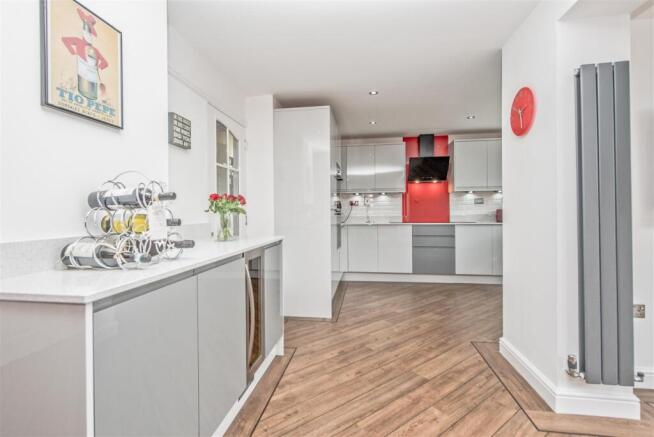 4 bed Detached for sale Image 9