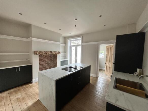 Kitchen 2.jpg