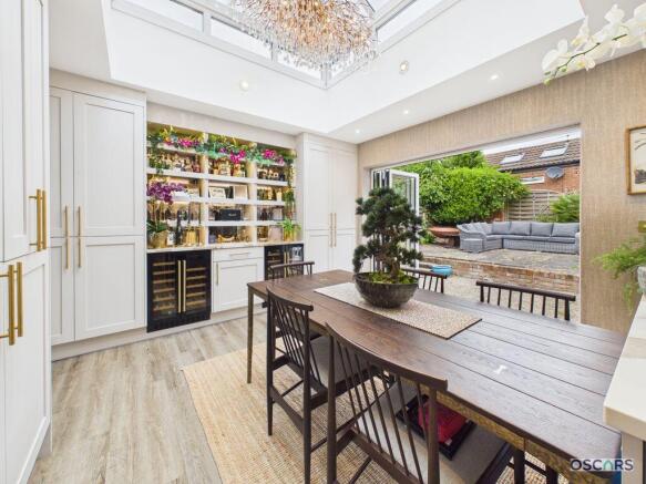6 bed Detached for sale Image 9