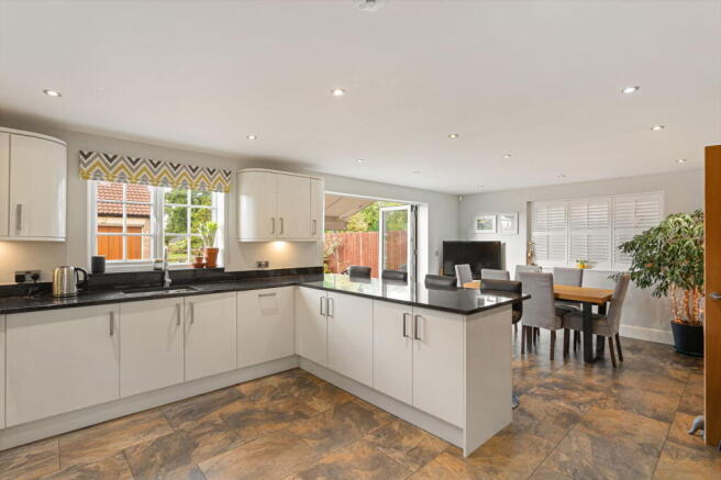 5 bed Detached for sale Image 4