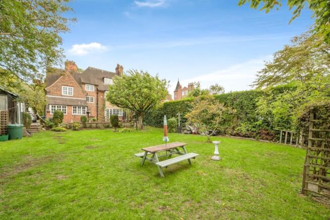 6 bed Semi-Detached for sale Image 4