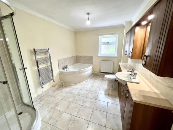 PRINCIPAL BATHROOM
