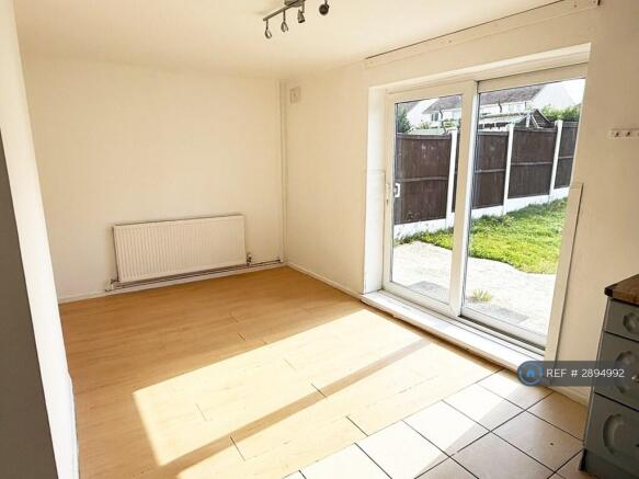 3 bed Semi-Detached to rent Image 4