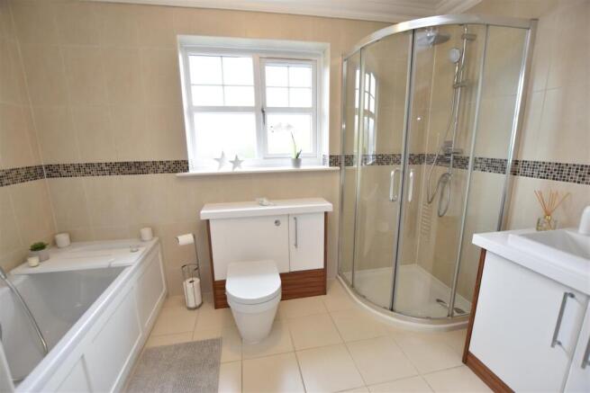 FAMILY BATHROOM/WC