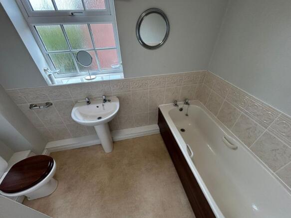 4 bed House to rent Image 11