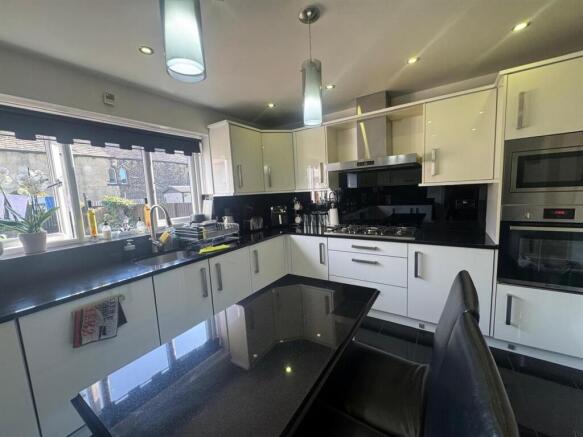 4 bed Detached for sale Image 8