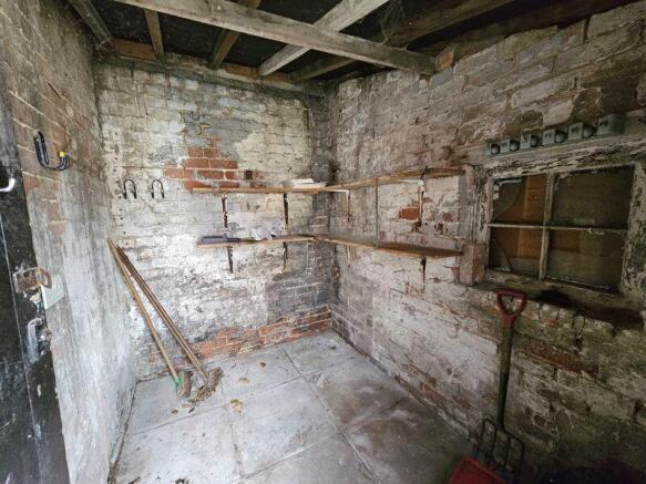 Attached Outhouse / Store