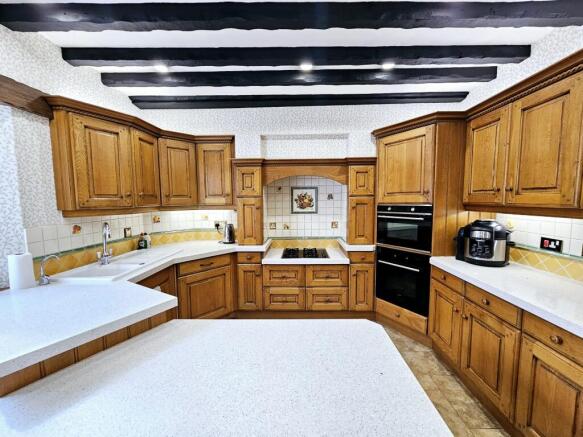 5 bed Detached for sale Image 7