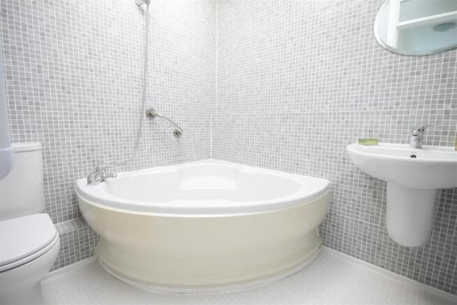 PRINCIPAL BATHROOM/WC