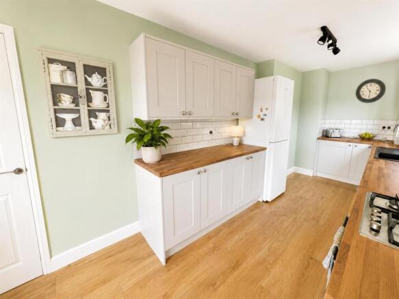 3 bed Semi-Detached for sale Image 6