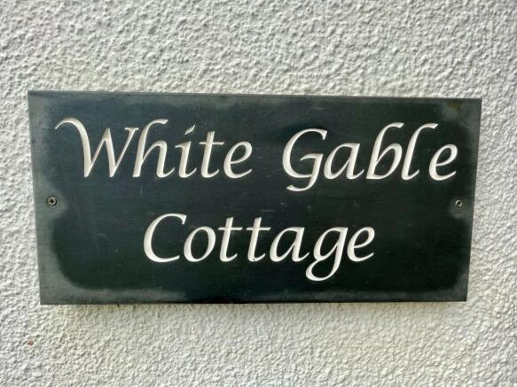 THE ACCOMMODATION COMPRISES: