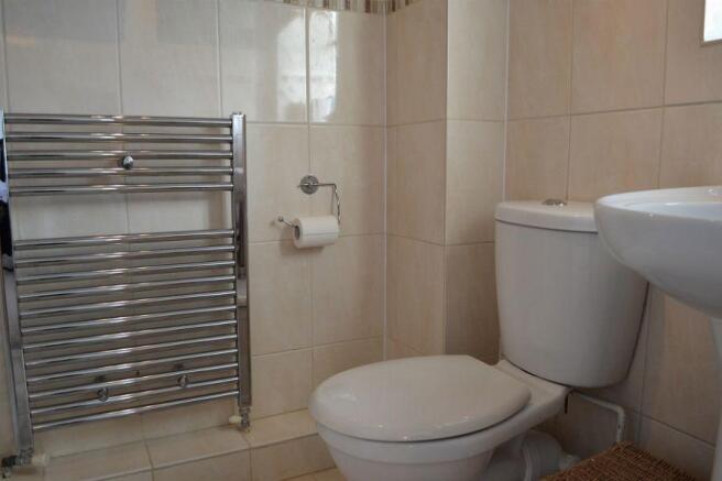 EN-SUITE SHOWER ROOM