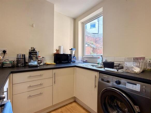 3 bed House to rent Image 4