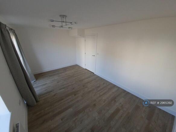 3 bed Semi-Detached to rent Image 9
