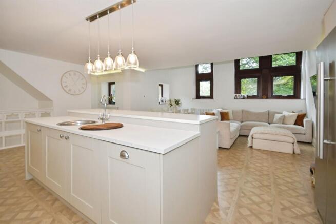 4 bed House for sale Image 8
