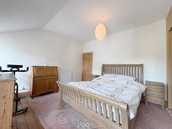 4 bed House for sale Image 12