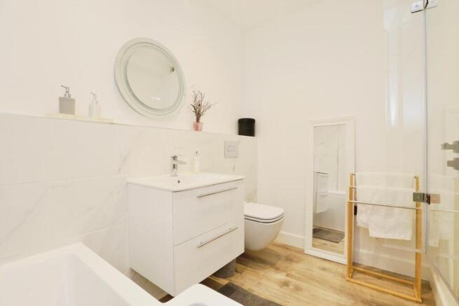 ENSUITE BATHROOM