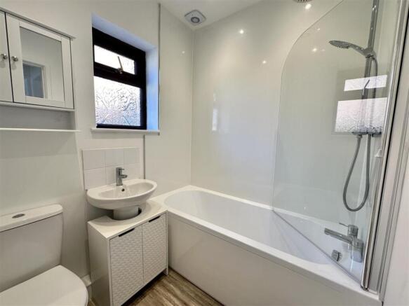 2 bed Semi-Detached Bungalow to rent Image 6
