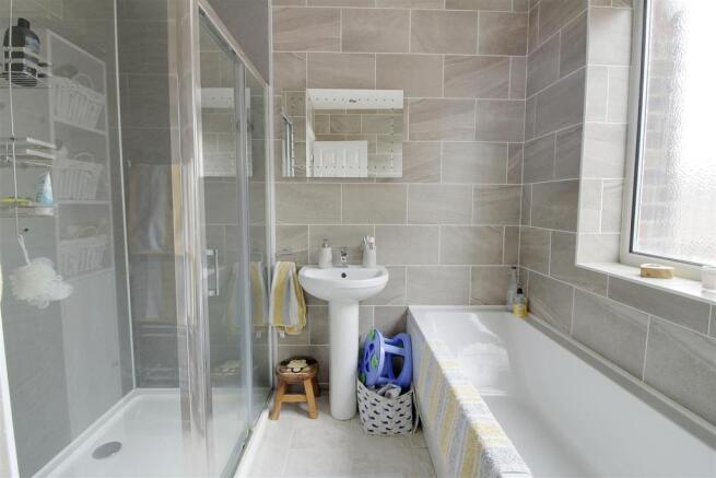 Bathroom 1.jpg