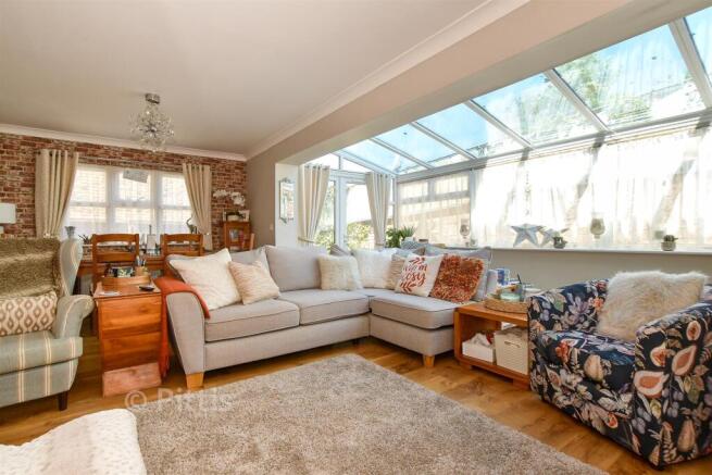 Lounge/Dining Area