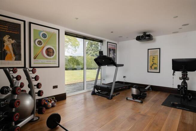 6 bed Detached for sale Image 12