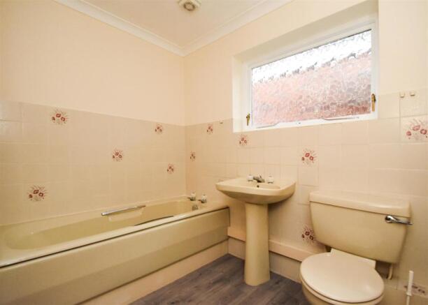 7 Reynolds Close - Bathroom.jpg