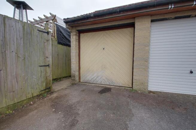 GARAGE IN BLOCK