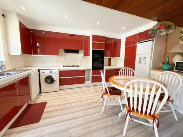 5 bed Semi-Detached for sale Image 9