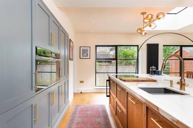 5 bed Semi-Detached for sale Image 7