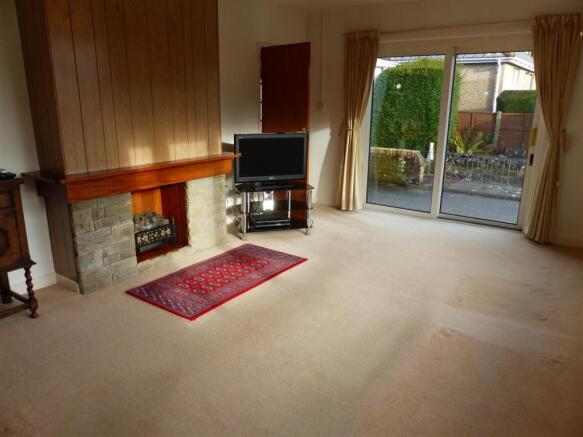 LIVING/DINING ROOM