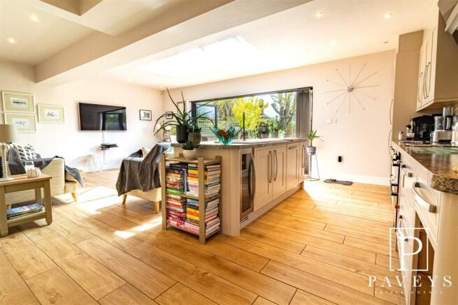 KITCHEN/DINING FAMILY ROOM