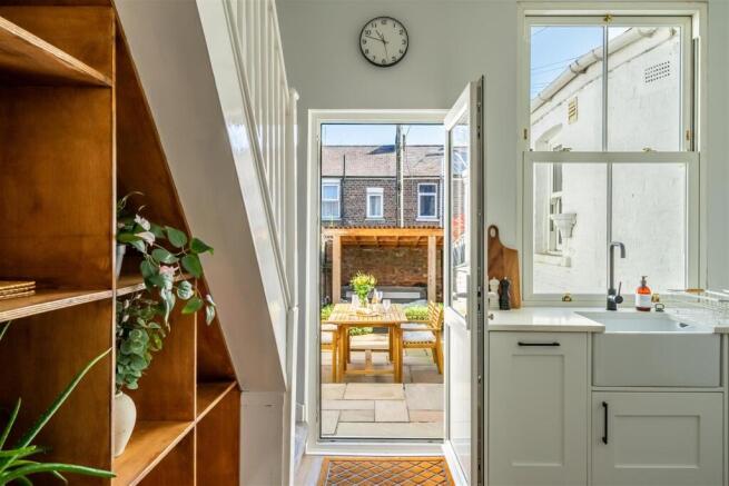2 bed Terraced to rent Image 12