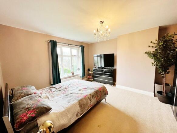 Bedroom 1 pic 1.jpg