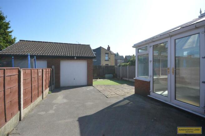 LARGE GARDEN WITH GARAGE