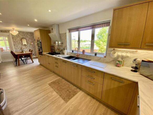 4 bed Detached for sale Image 10