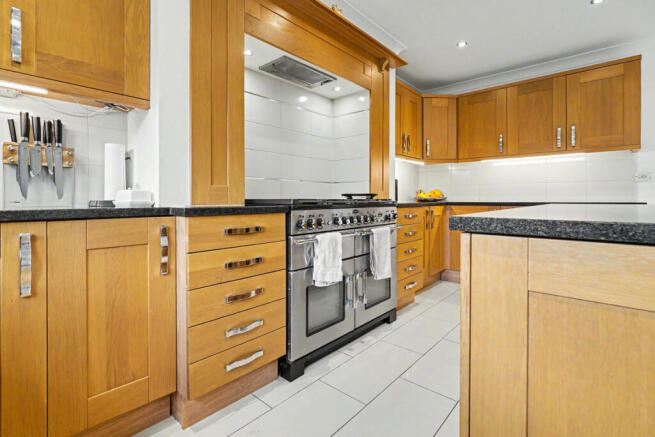 5 bed Detached for sale Image 5