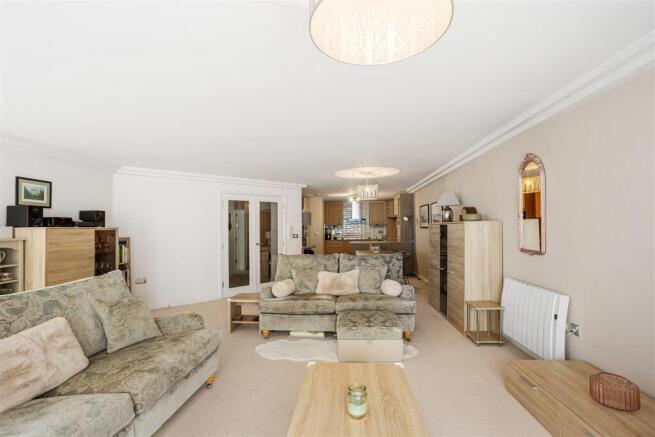 3 bed Apartment for sale Image 4
