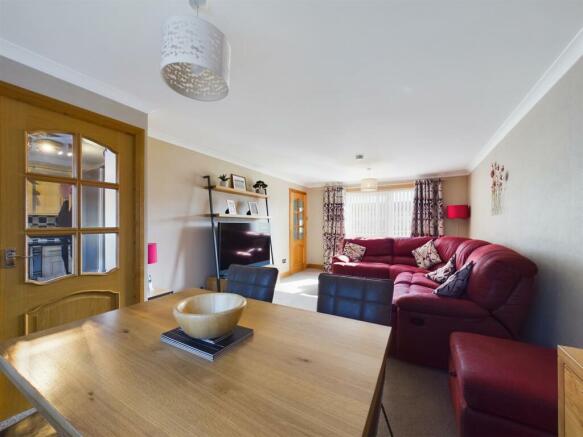 LOUNGE/DINING ROOM
