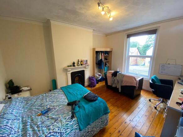 Bright, well-presented double bedroom with wood...