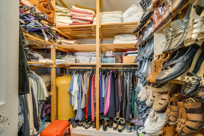 Walkin wardrobe/l...