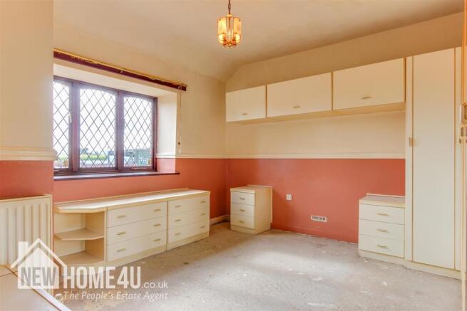 MASTER BEDROOM: