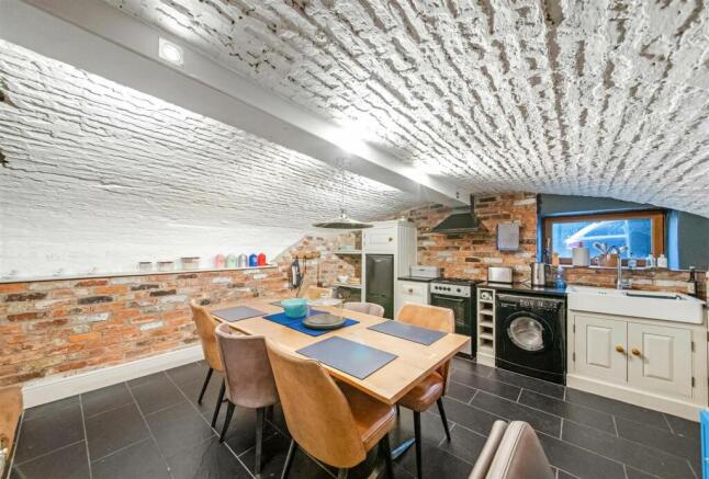 OPEN-PLAN DINING KITCHEN