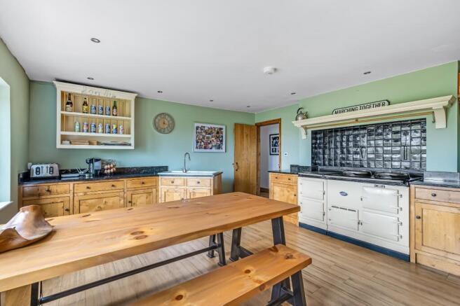 6 bed Bungalow for sale Image 6
